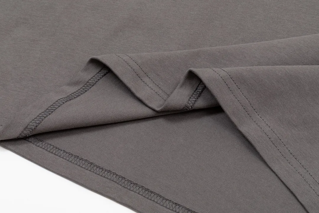 P200 CHROME HEARTS LoGo is fashionable and elegant, with a dropped shoulder style. The fabric is made of 26s double-yarn combed cotton compact spinning yarn with a weight of 280. It is matched with 1*1 Salona rib. The fabric is fermented and has a loose fit. Color: dark gray size: S～XXL